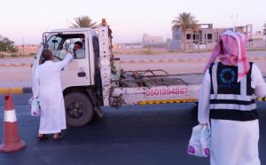 80 متطوعًا يوزّعون 300 وجبة إفطار يوميًا للمسافرين في الأفلاج للعام الثامن