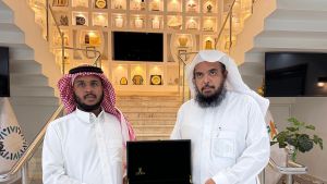 جمعية تنمية الأفلاج تكرّم شاب جسّد القيم السعودية في مبادرة إنسانية